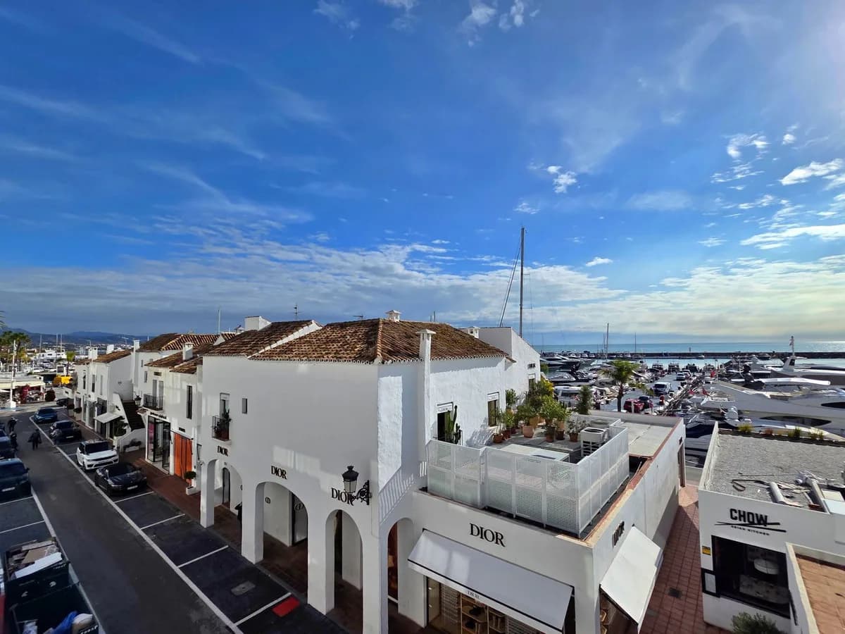 Middle Floor Studio for Sale in Puerto Banús, Málaga - Image 2