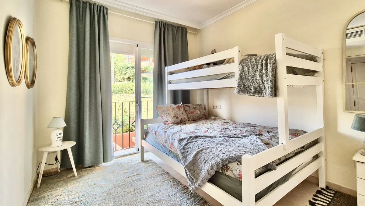 2 Bedroom Middle Floor Apartment for Sale in Nueva Andalucía, Málaga - Image 7