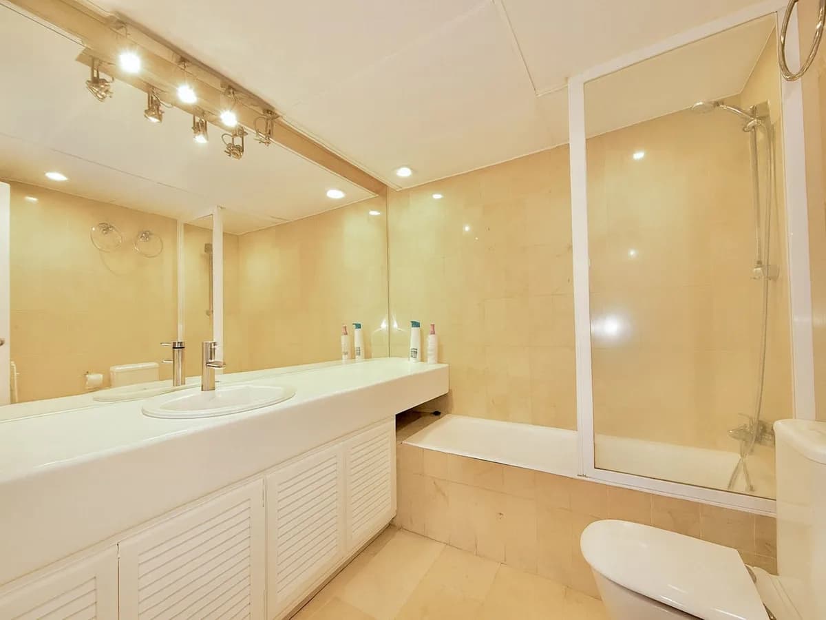 1 Bedroom Ground Floor Apartment for Sale in The Golden Mile, Málaga - Image 9
