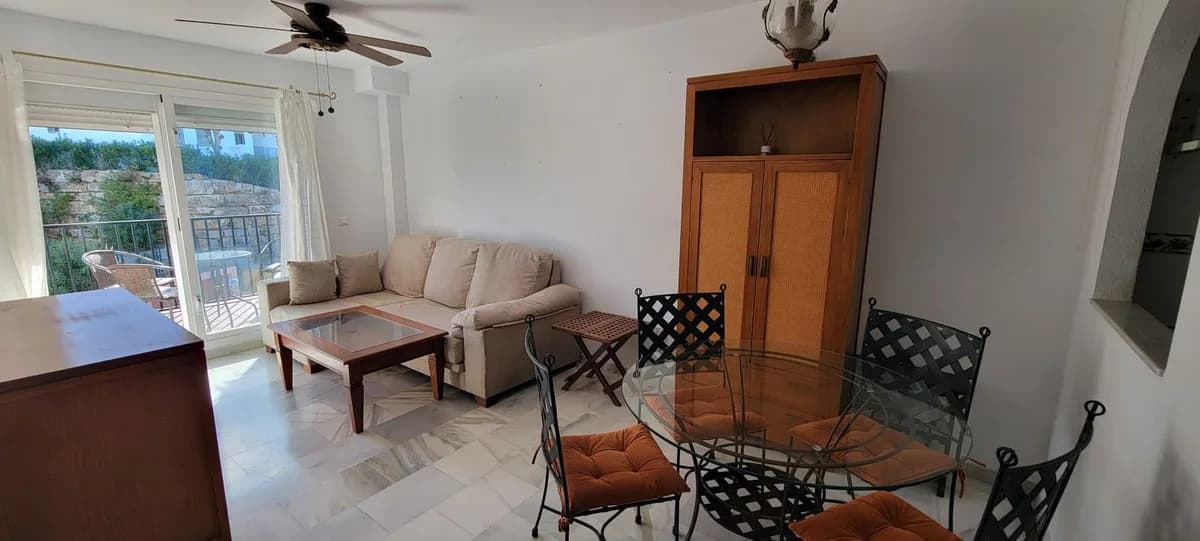 2 Bedroom Middle Floor Apartment for Sale in Torrenueva, Málaga - Image 5