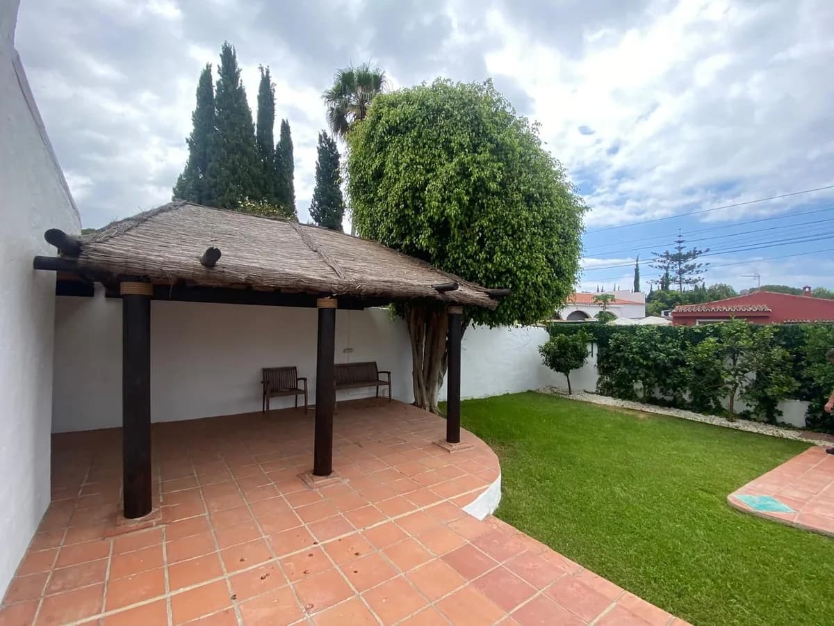 3 Bedroom Detached Villa for Sale in Nagüeles, Málaga - Image 2