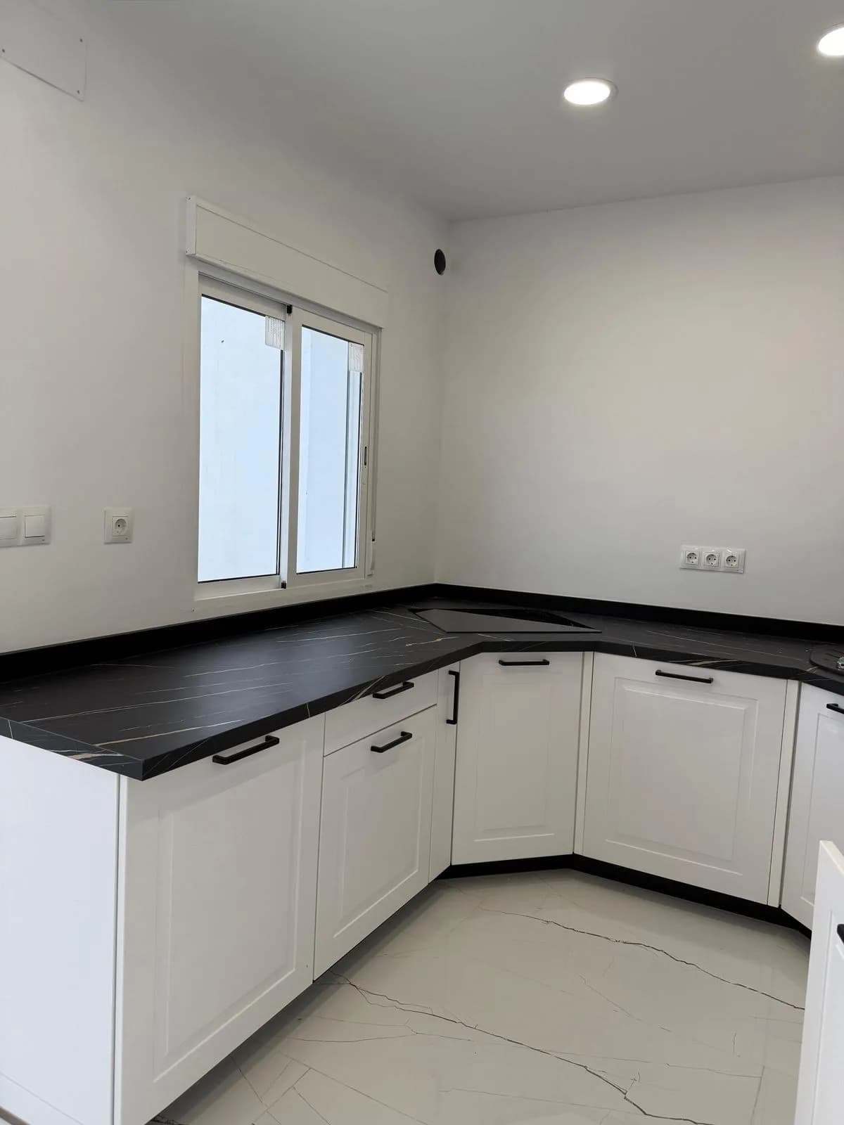 4 Bedroom Middle Floor Apartment for Sale in Alhaurín el Grande, Málaga - Image 5