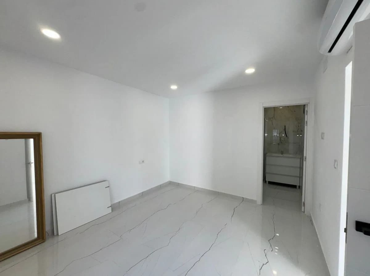4 Bedroom Middle Floor Apartment for Sale in Alhaurín el Grande, Málaga - Image 8