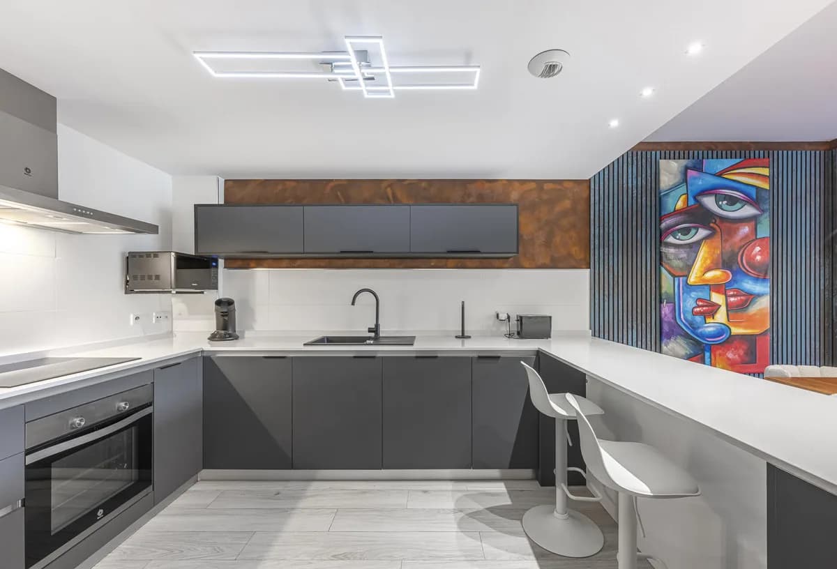 2 Bedroom Middle Floor Apartment for Sale in Benahavís, Málaga - Image 2