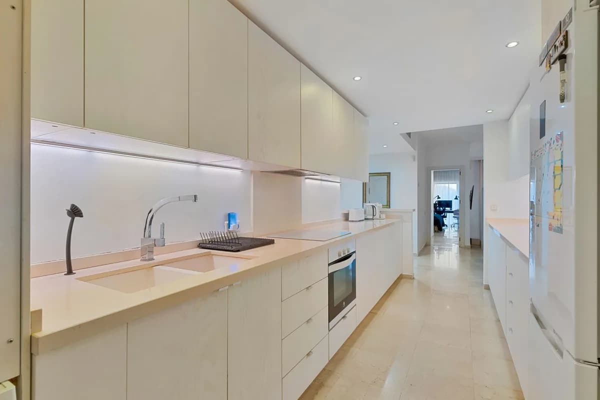 3 Bedroom Ground Floor Apartment for Sale in Sierra Blanca, Málaga - Image 4