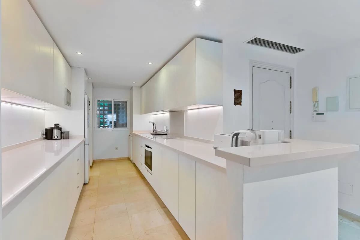 3 Bedroom Ground Floor Apartment for Sale in Sierra Blanca, Málaga - Image 5