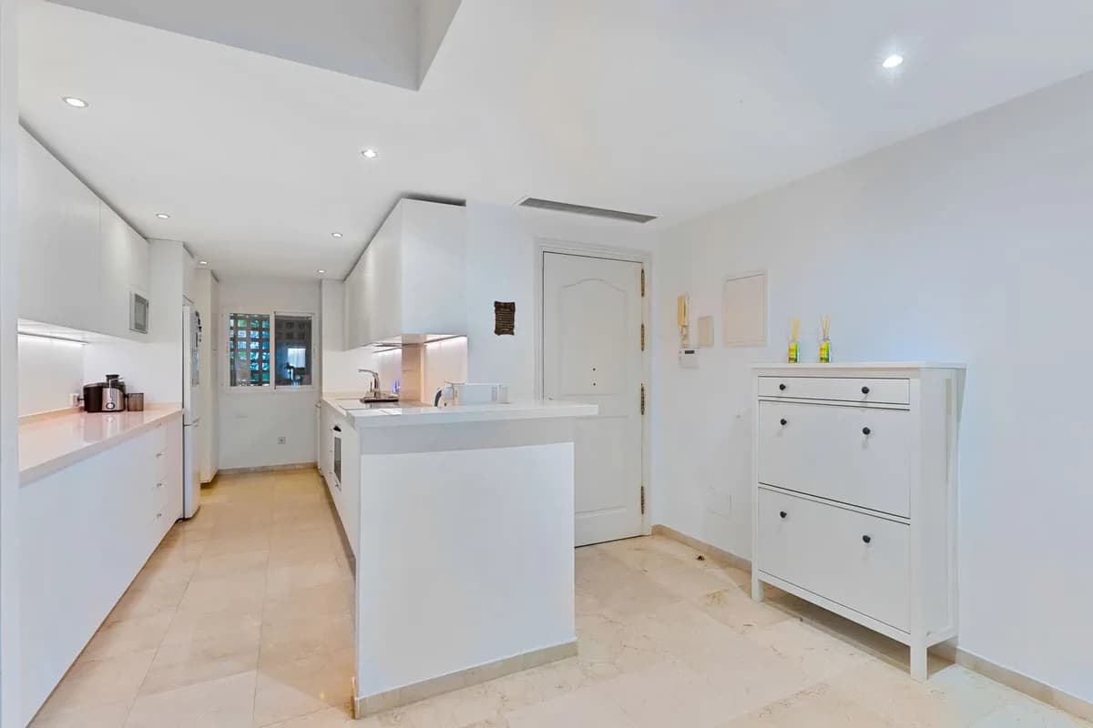 3 Bedroom Ground Floor Apartment for Sale in Sierra Blanca, Málaga - Image 6