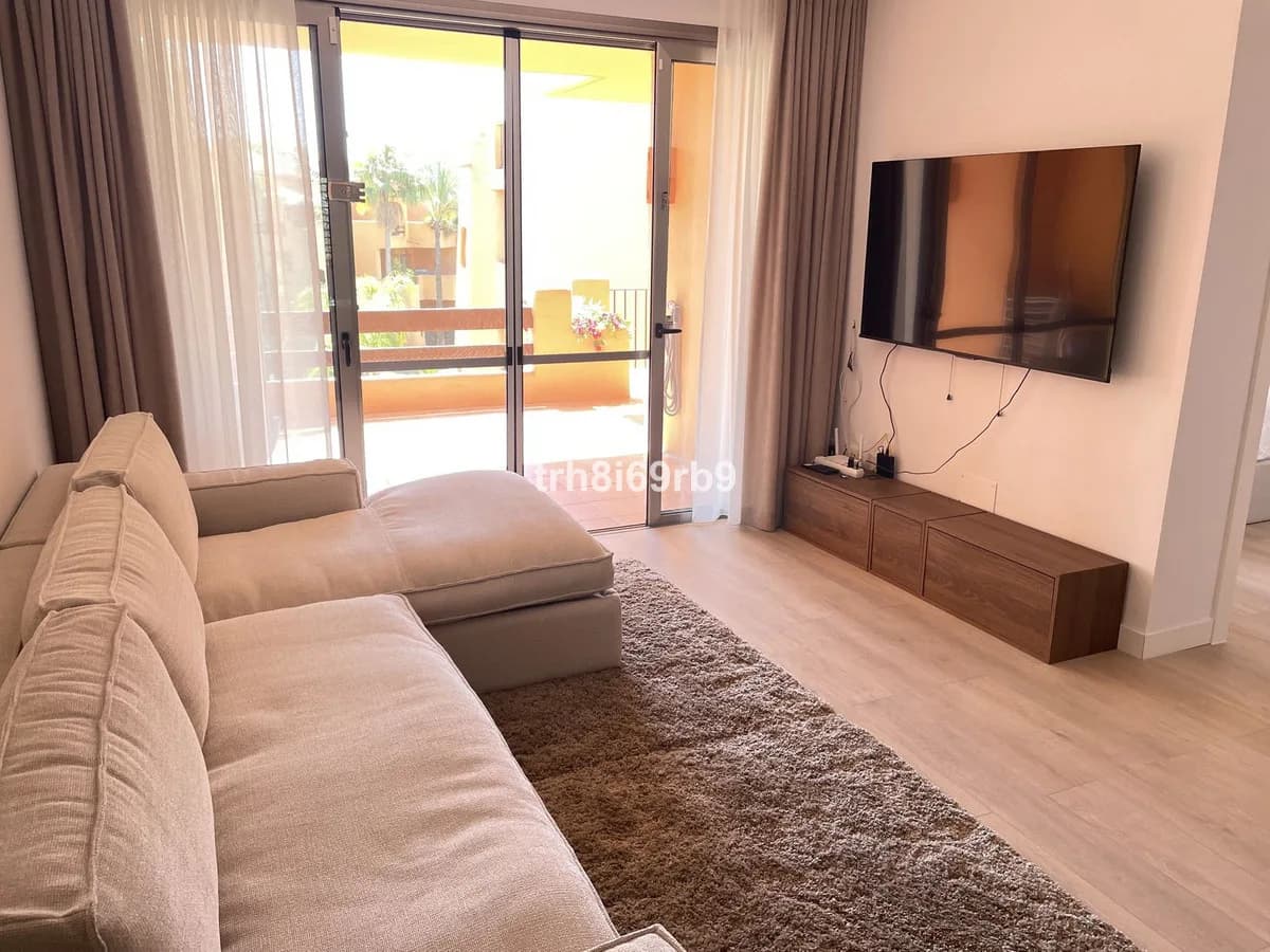 2 Bedroom Middle Floor Apartment for Sale in Bel Air, Málaga - Image 3