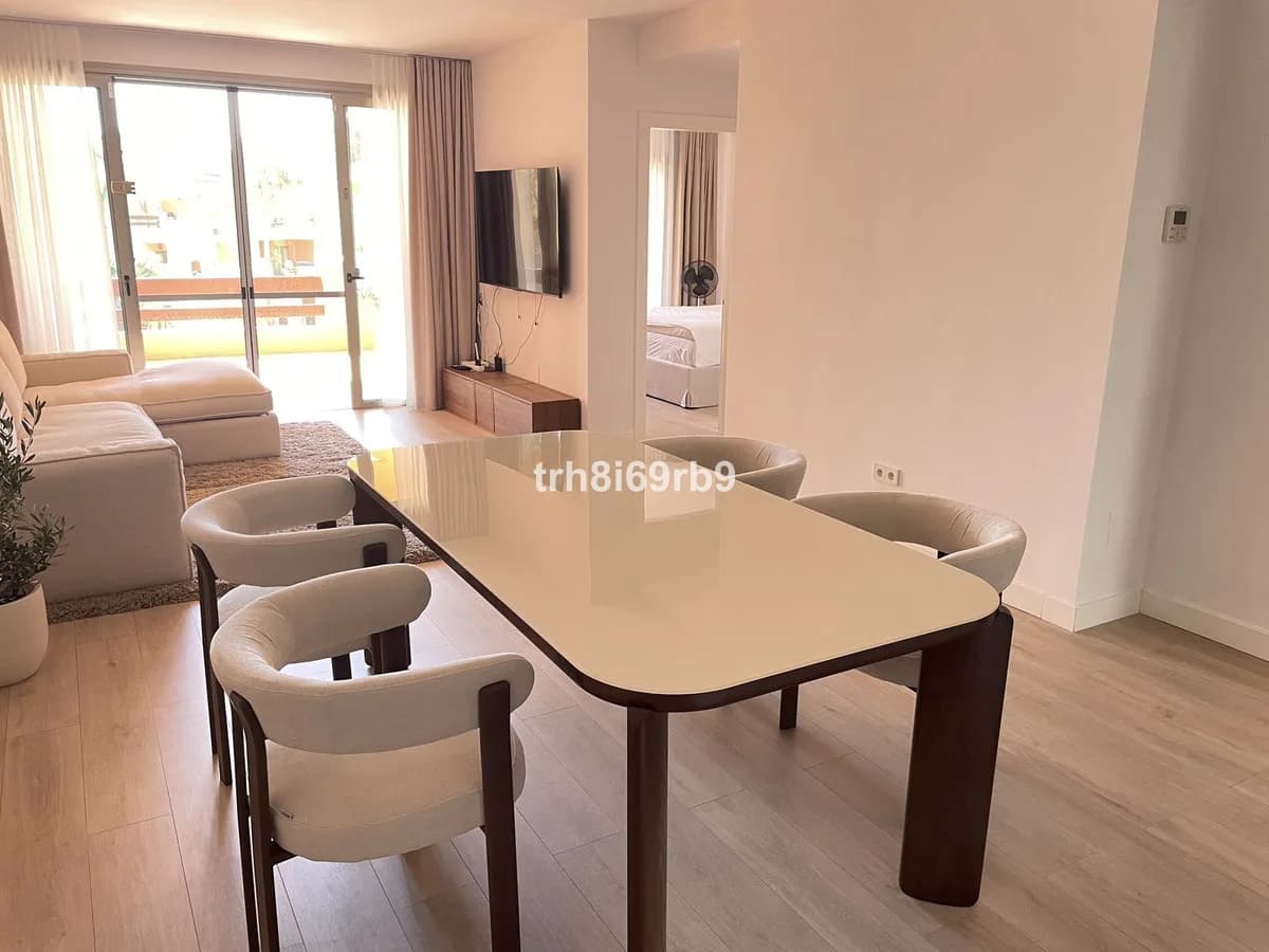 2 Bedroom Middle Floor Apartment for Sale in Bel Air, Málaga - Image 4