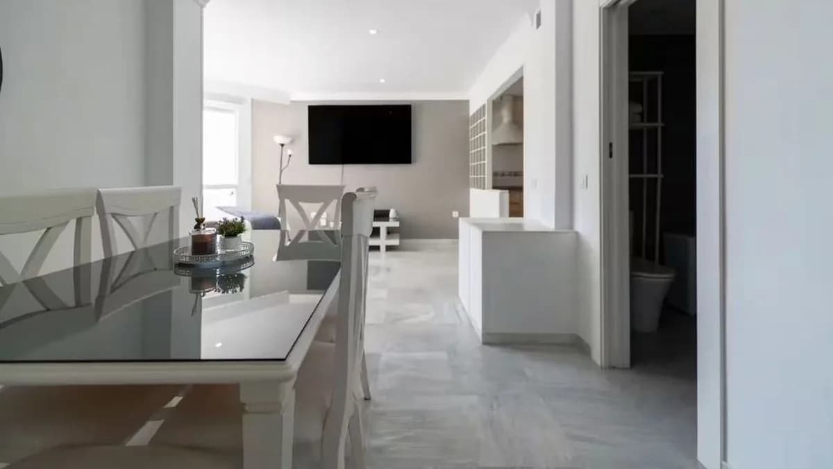 1 Bedroom Middle Floor Apartment for Sale in Marbella, Málaga - Image 2