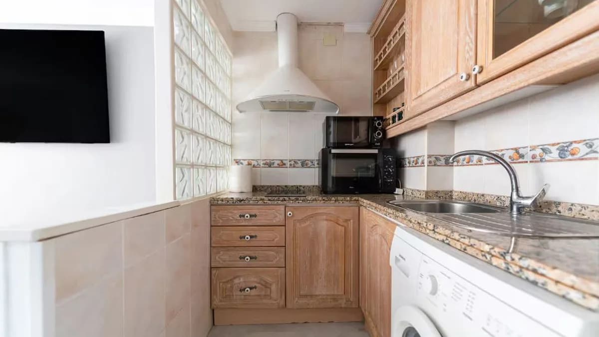 1 Bedroom Middle Floor Apartment for Sale in Marbella, Málaga - Image 9