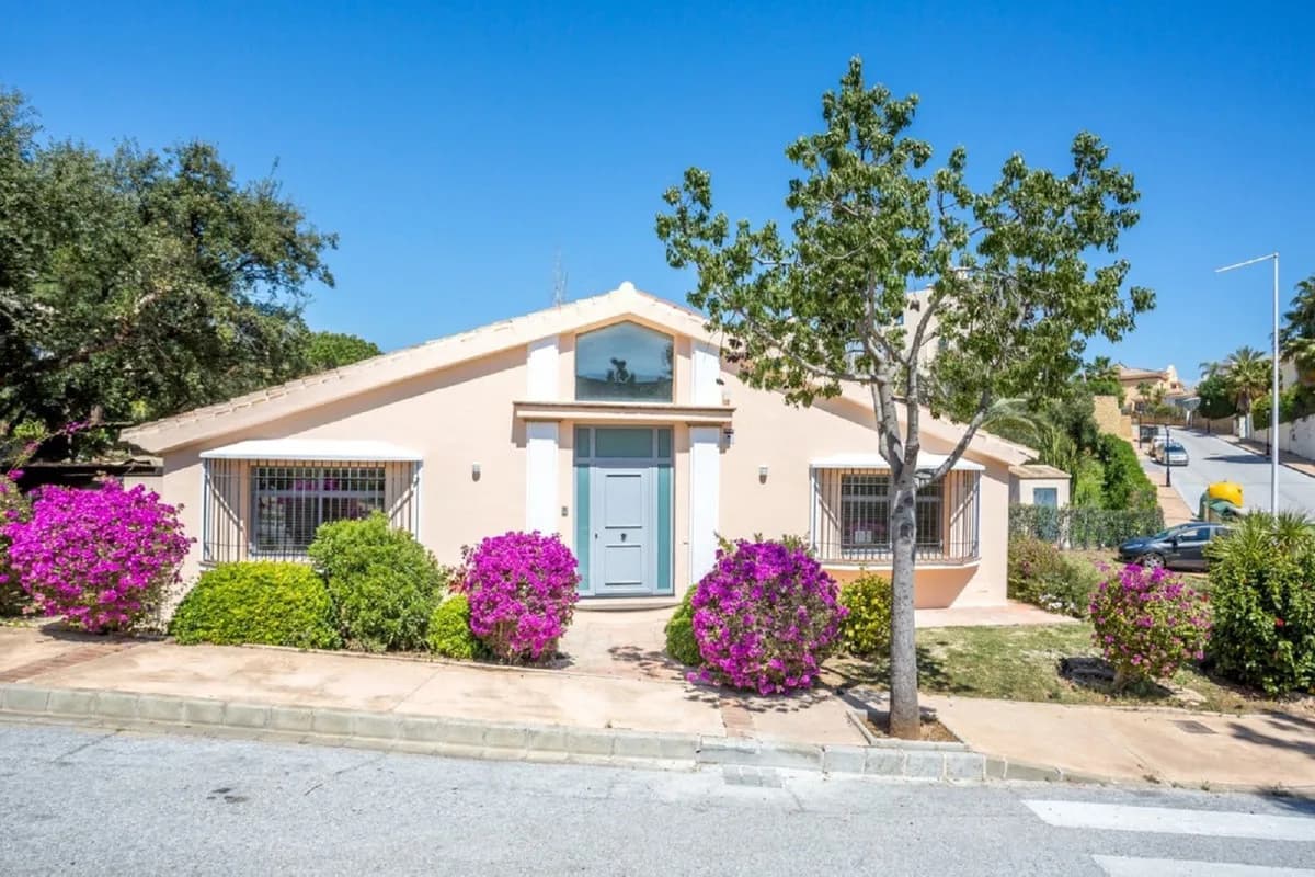 3 Bedroom Detached Villa for Sale in Elviria, Málaga