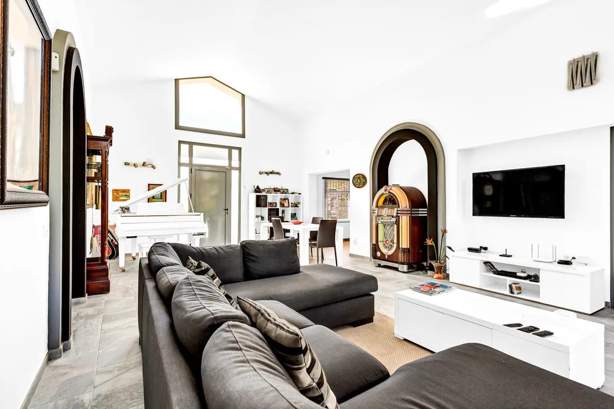 3 Bedroom Detached Villa for Sale in Elviria, Málaga - Image 8