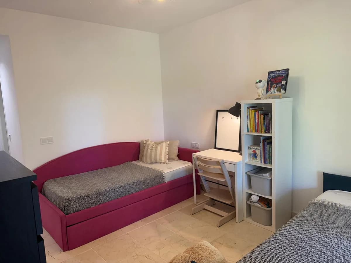 2 Bedroom Middle Floor Apartment for Sale in Estepona, Málaga - Image 9