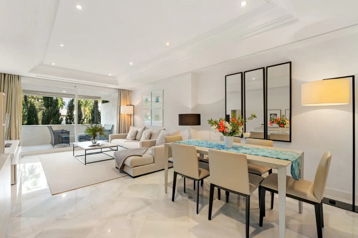 2 Bedroom Middle Floor Apartment for Sale in Marbella, Málaga - Image 3