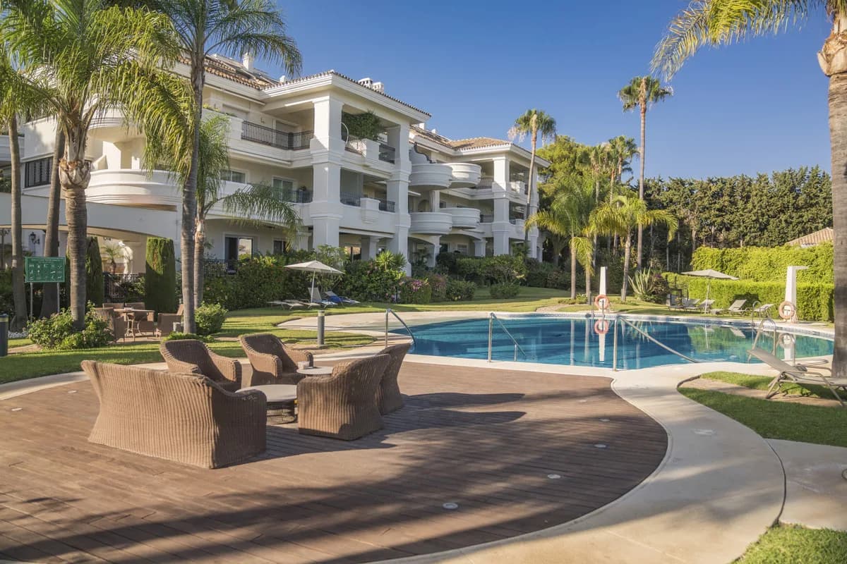 3 Bedroom Ground Floor Apartment for Sale in The Golden Mile, Málaga