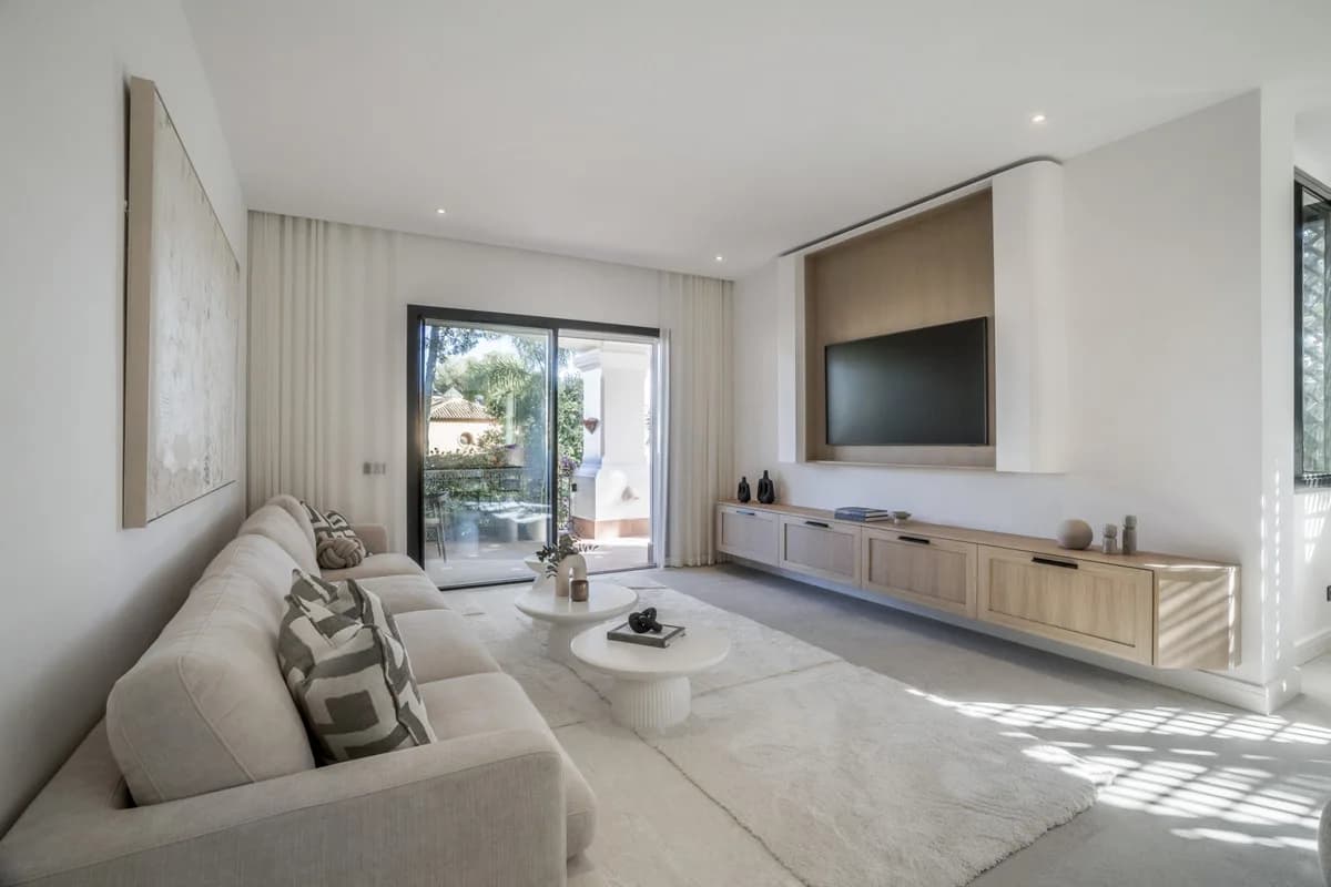3 Bedroom Ground Floor Apartment for Sale in The Golden Mile, Málaga - Image 4