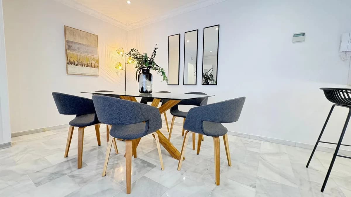 2 Bedroom Middle Floor Apartment for Sale in Marbella, Málaga - Image 2