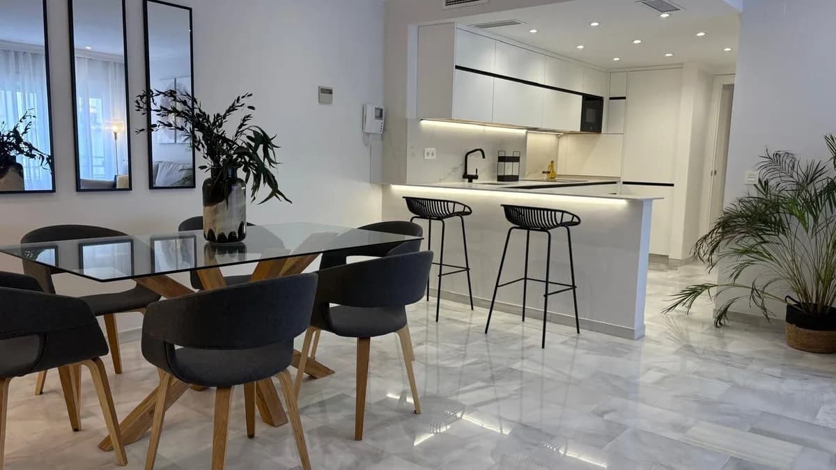 2 Bedroom Middle Floor Apartment for Sale in Marbella, Málaga - Image 3
