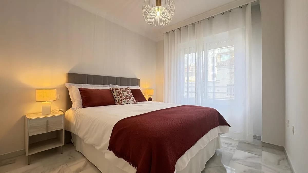 2 Bedroom Middle Floor Apartment for Sale in Marbella, Málaga - Image 4