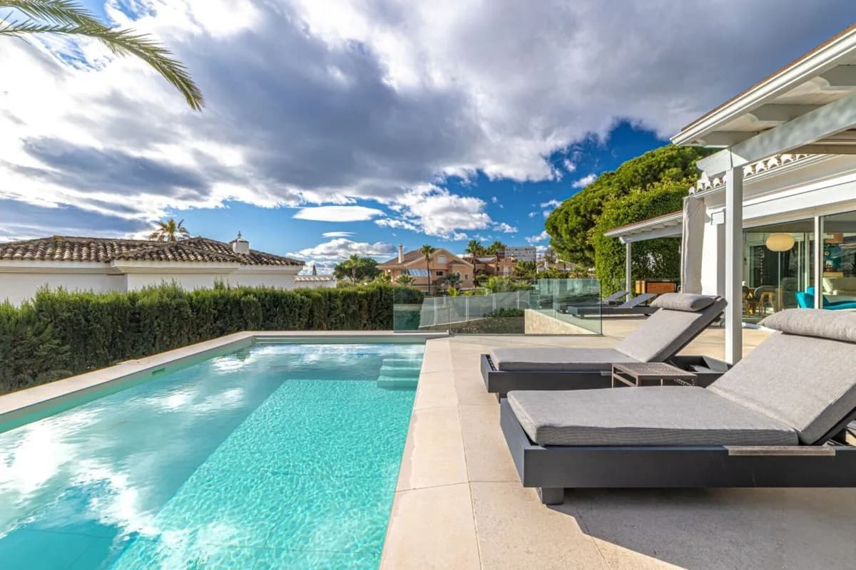 5 Bedroom Detached Villa for Sale in Las Chapas, Málaga