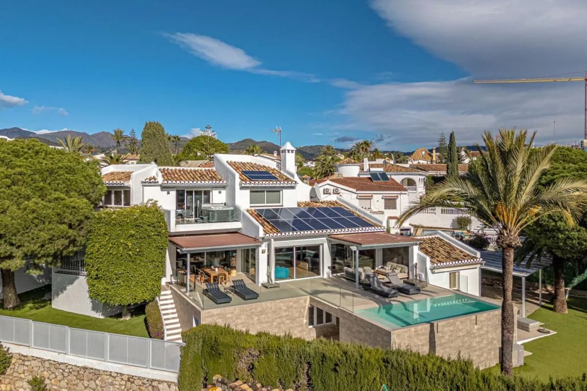 5 Bedroom Detached Villa for Sale in Las Chapas, Málaga - Image 2