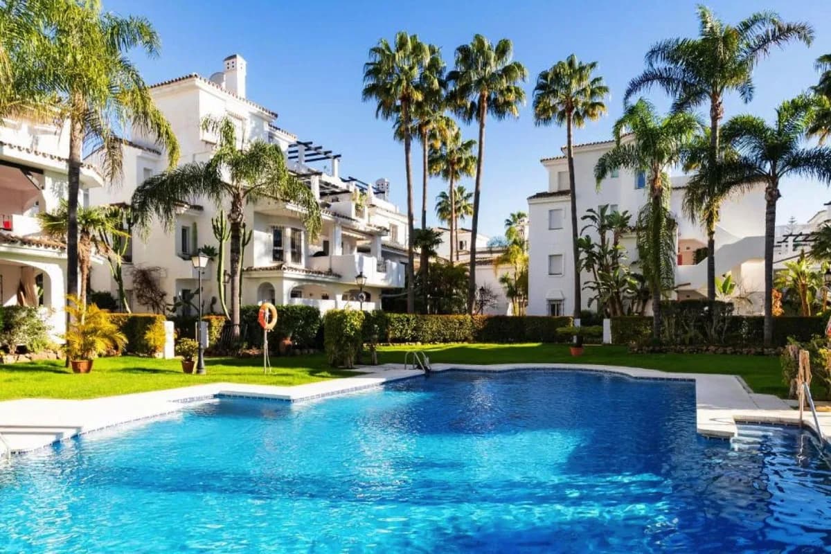 2 Bedroom Ground Floor Apartment for Sale in Nueva Andalucía, Málaga