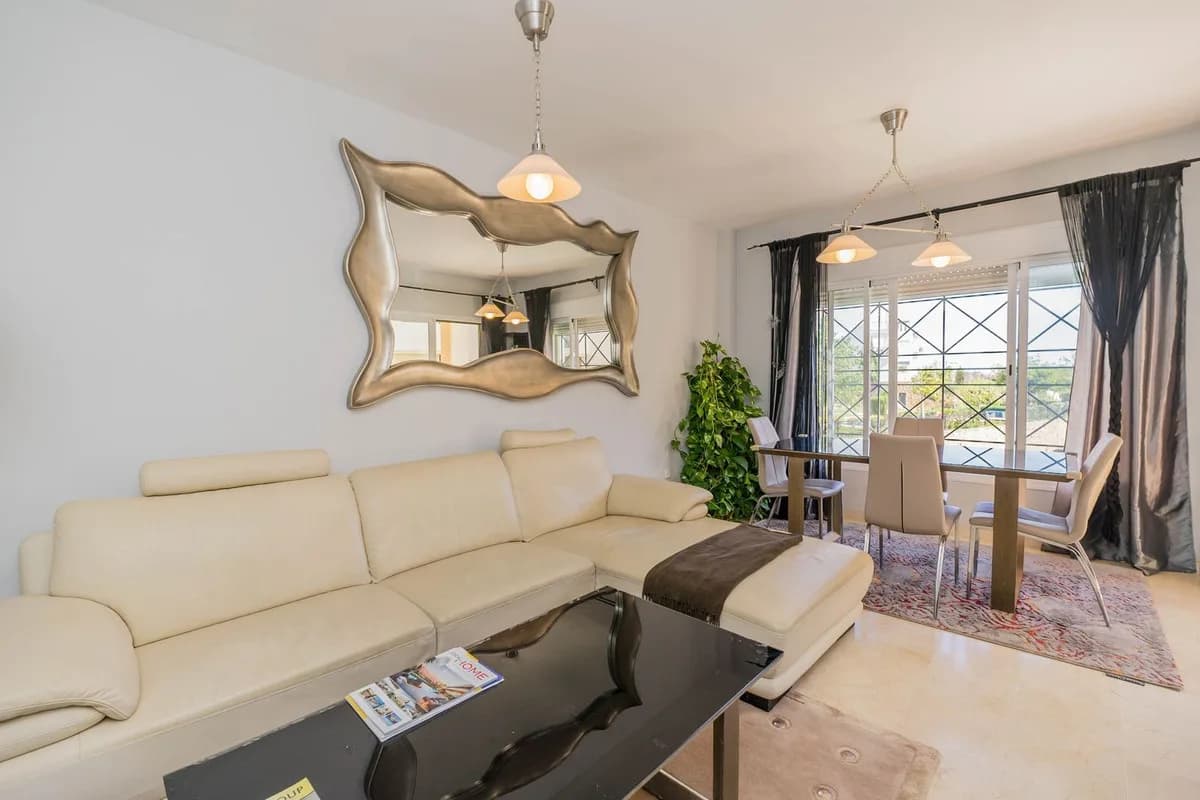 2 Bedroom Middle Floor Apartment for Sale in Riviera del Sol, Málaga - Image 4