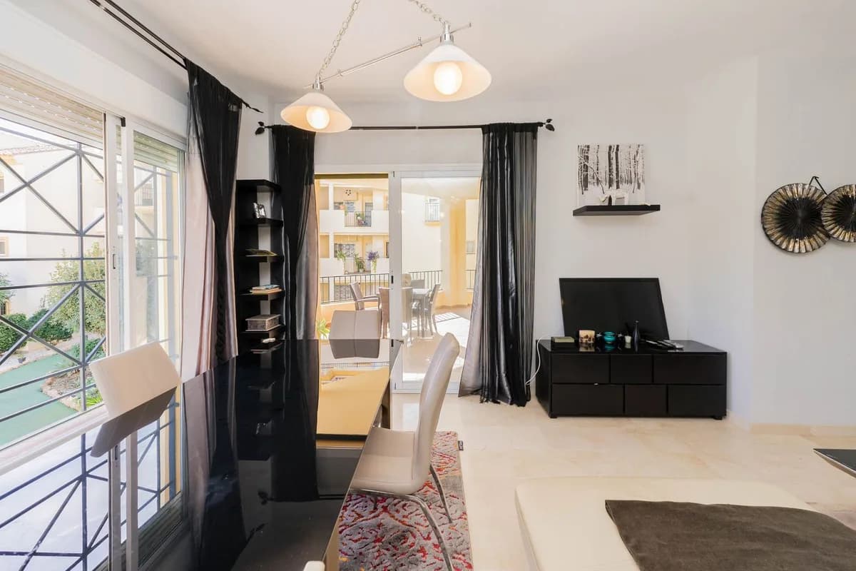 2 Bedroom Middle Floor Apartment for Sale in Riviera del Sol, Málaga - Image 7
