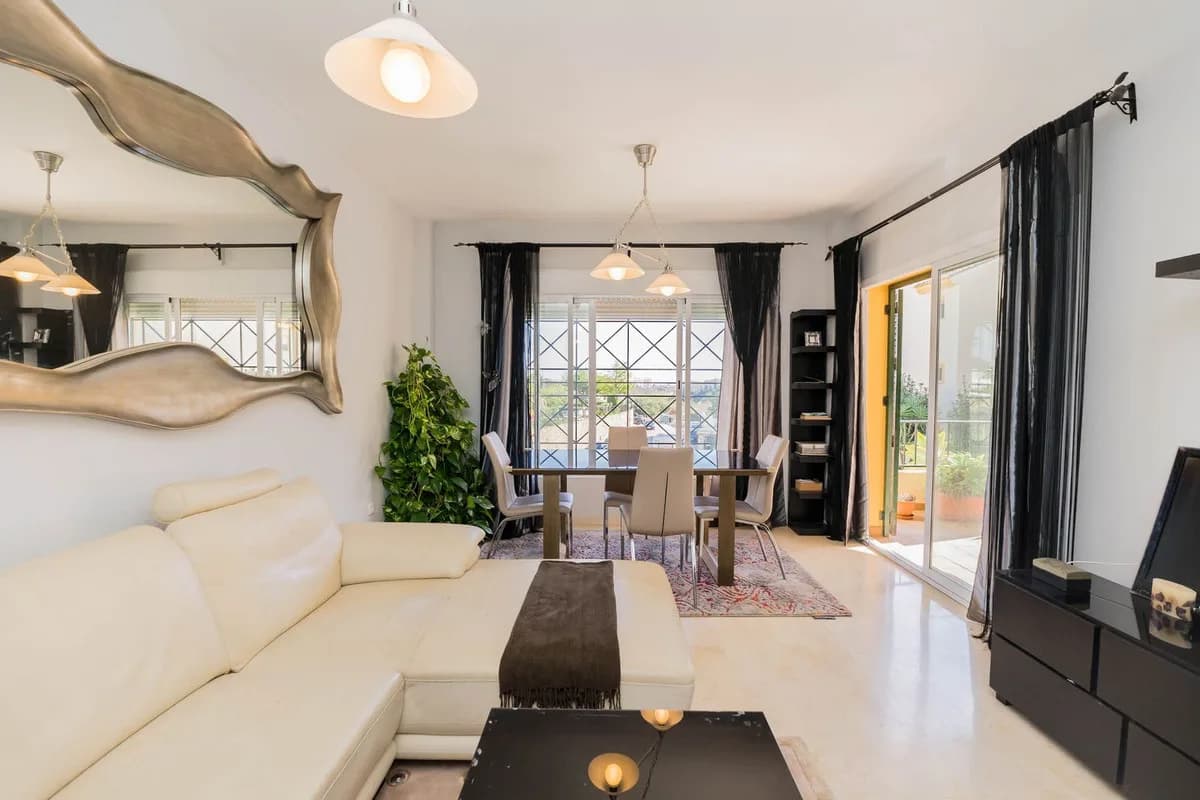 2 Bedroom Middle Floor Apartment for Sale in Riviera del Sol, Málaga - Image 9
