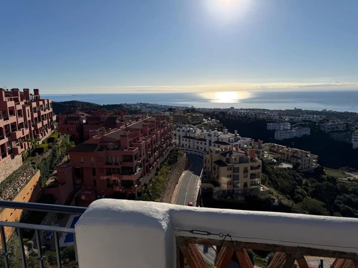 3 Bedroom Penthouse for Sale in Calahonda, Málaga - Image 2
