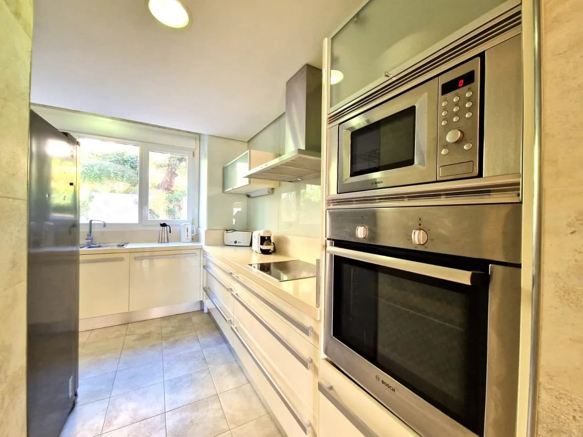 2 Bedroom Middle Floor Apartment for Sale in Marbella, Málaga - Image 4