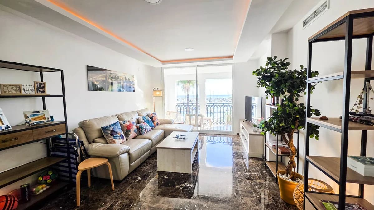 2 Bedroom Middle Floor Apartment for Sale in La Duquesa, Málaga - Image 4