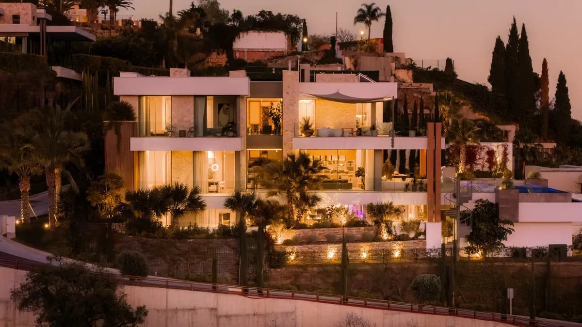 6 Bedroom Detached Villa for Sale in La Quinta, Málaga - Image 2