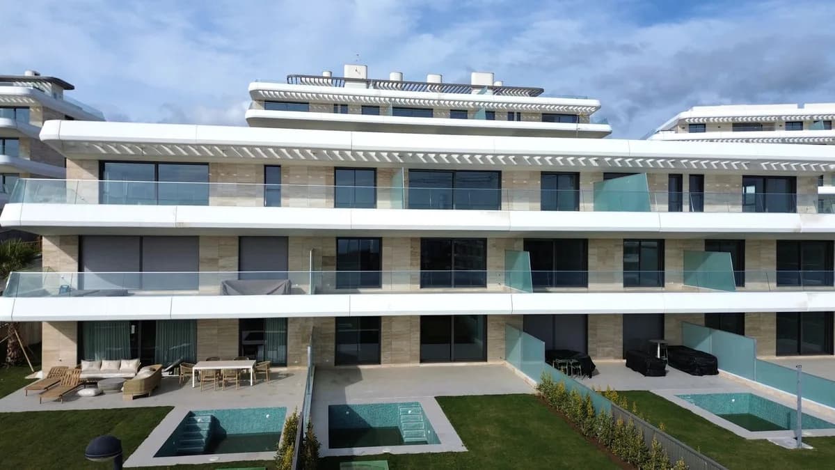 2 Bedroom Middle Floor Apartment for Sale in Estepona, Málaga - Image 4