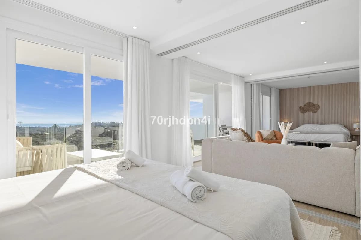 2 Bedroom Middle Floor Apartment for Sale in Casares, Málaga - Image 4