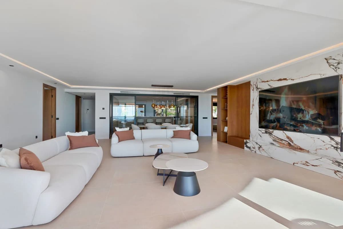 3 Bedroom Middle Floor Apartment for Sale in Nueva Andalucía, Málaga - Image 6