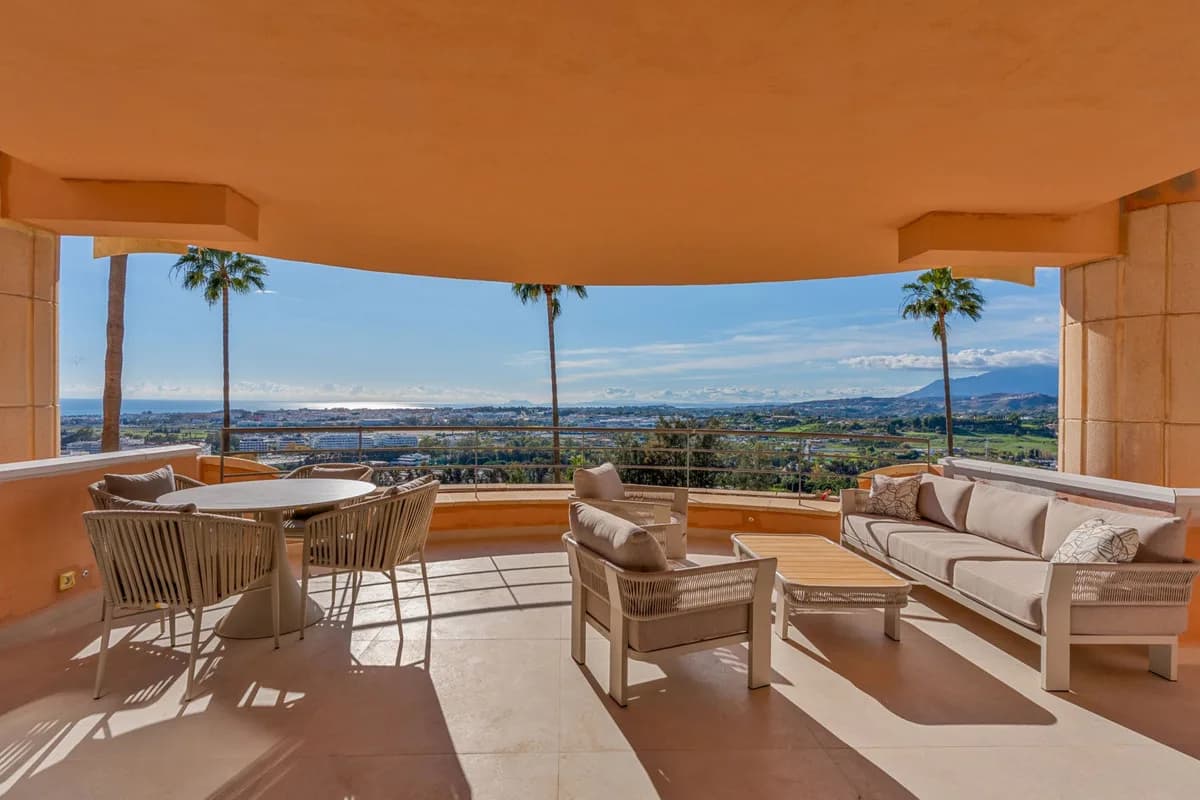 3 Bedroom Middle Floor Apartment for Sale in Nueva Andalucía, Málaga - Image 8
