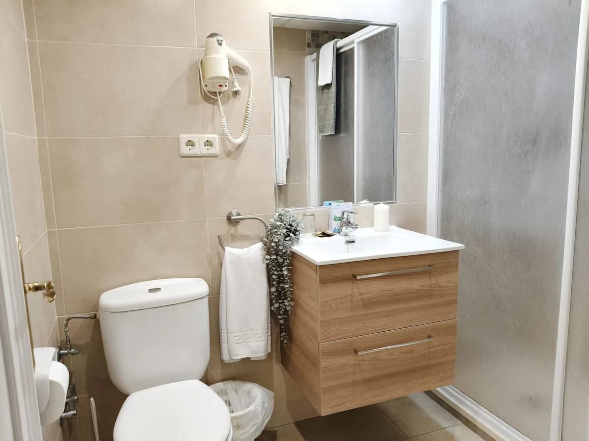 1 Bedroom Middle Floor Apartment for Sale in Fuengirola, Málaga - Image 2