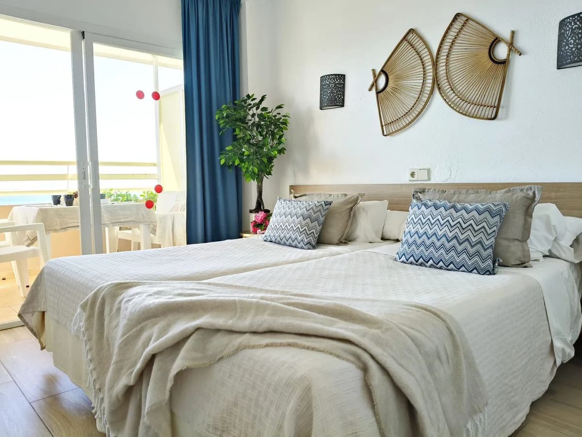 1 Bedroom Middle Floor Apartment for Sale in Fuengirola, Málaga - Image 5