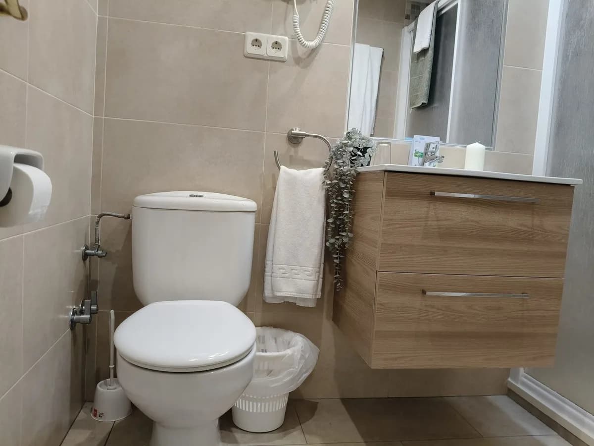 1 Bedroom Middle Floor Apartment for Sale in Fuengirola, Málaga - Image 8