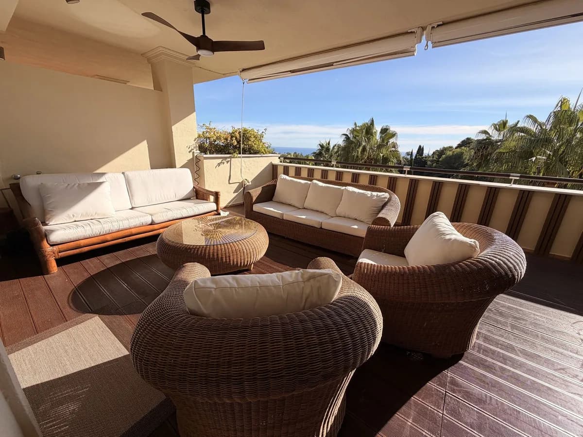 2 Bedroom Middle Floor Apartment for Sale in Sierra Blanca, Málaga