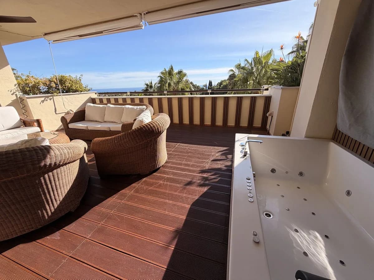2 Bedroom Middle Floor Apartment for Sale in Sierra Blanca, Málaga - Image 2