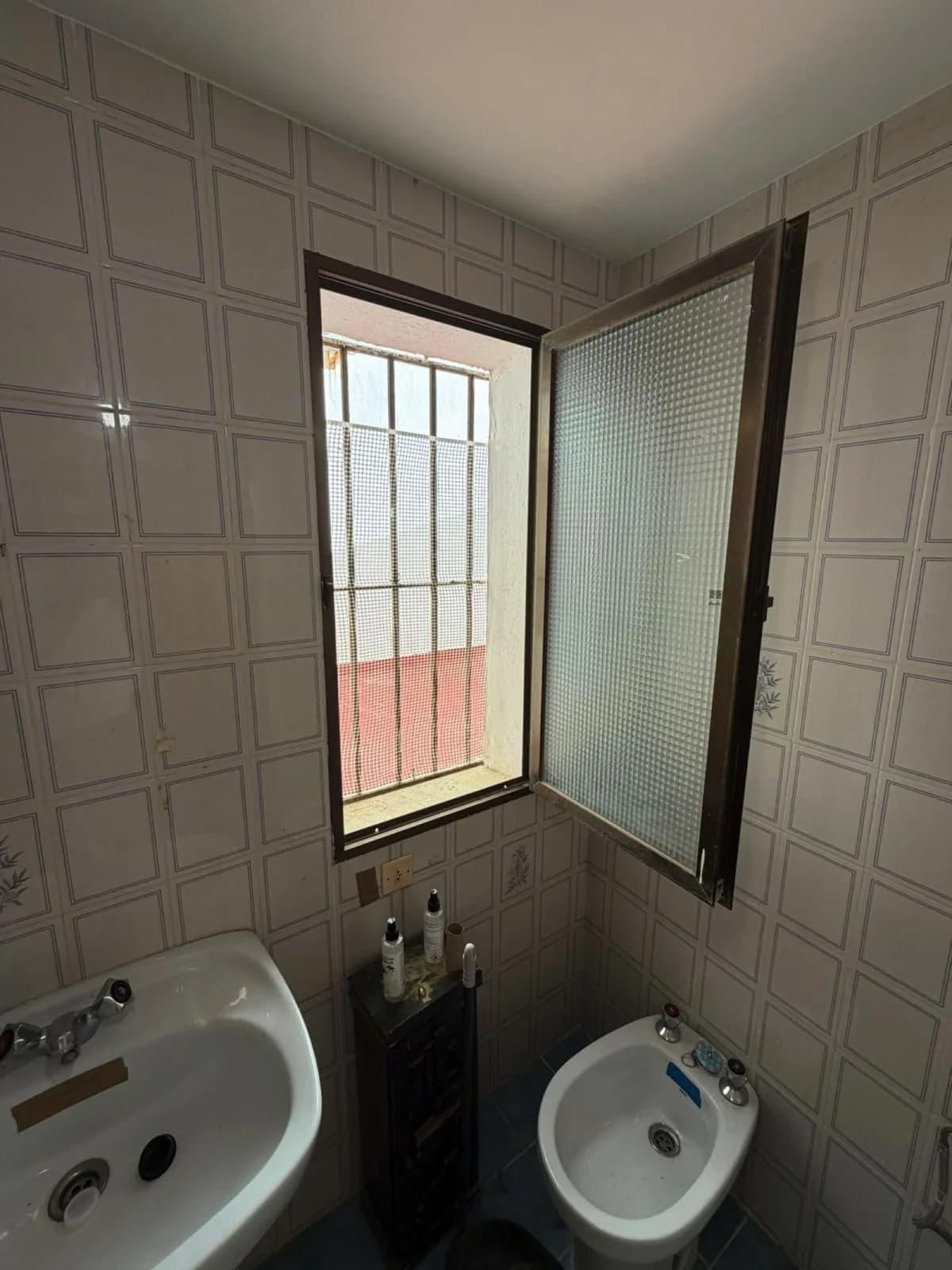 4 Bedroom Middle Floor Apartment for Sale in San Luis de Sabinillas, Málaga - Image 9