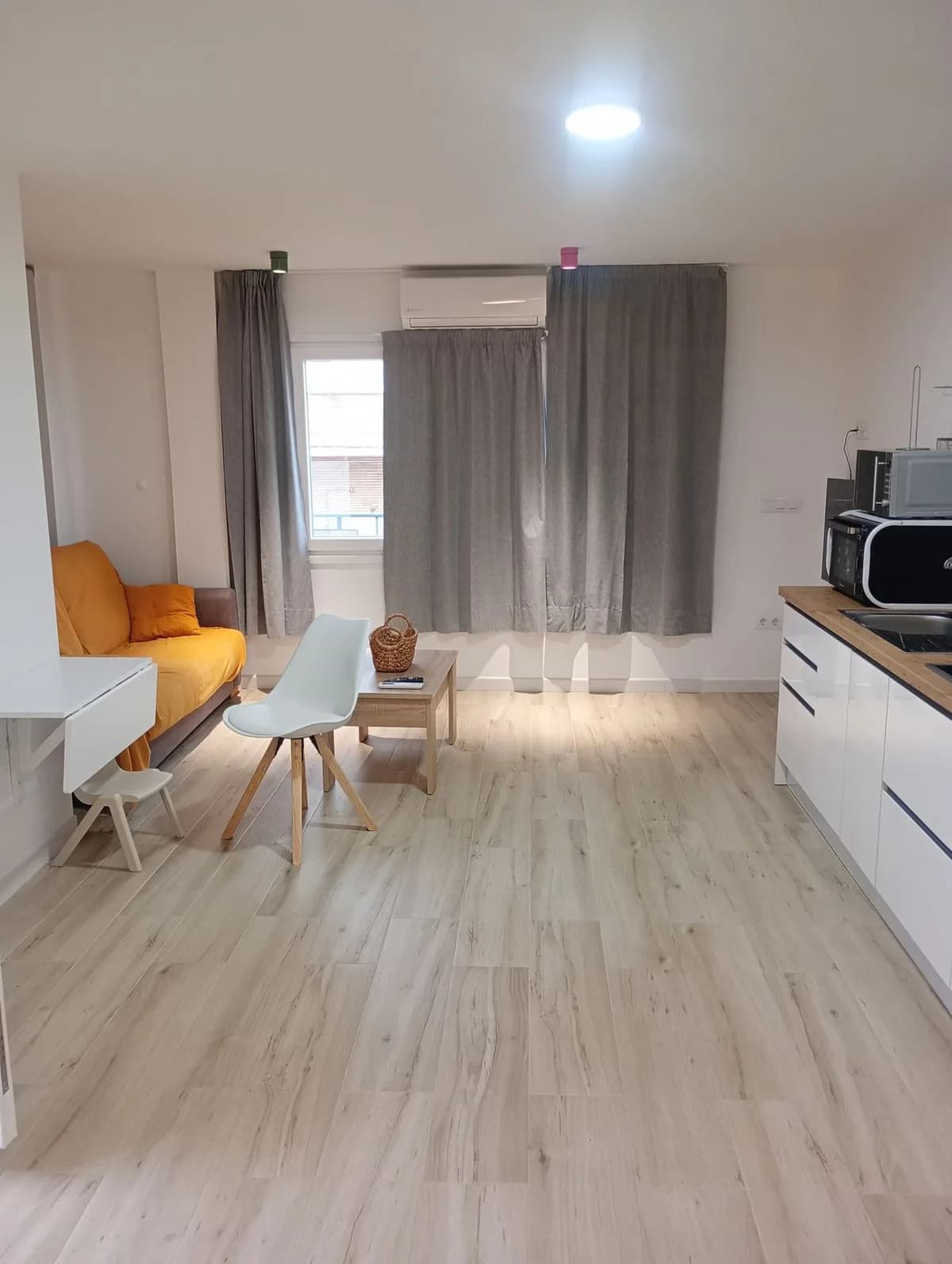 5 Bedroom Top Floor Apartment for Sale in La Trinidad, Málaga - Image 2