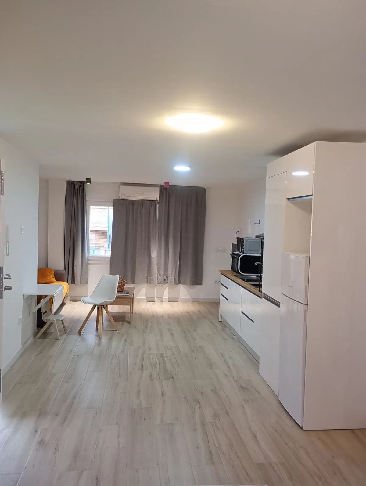 5 Bedroom Top Floor Apartment for Sale in La Trinidad, Málaga - Image 3