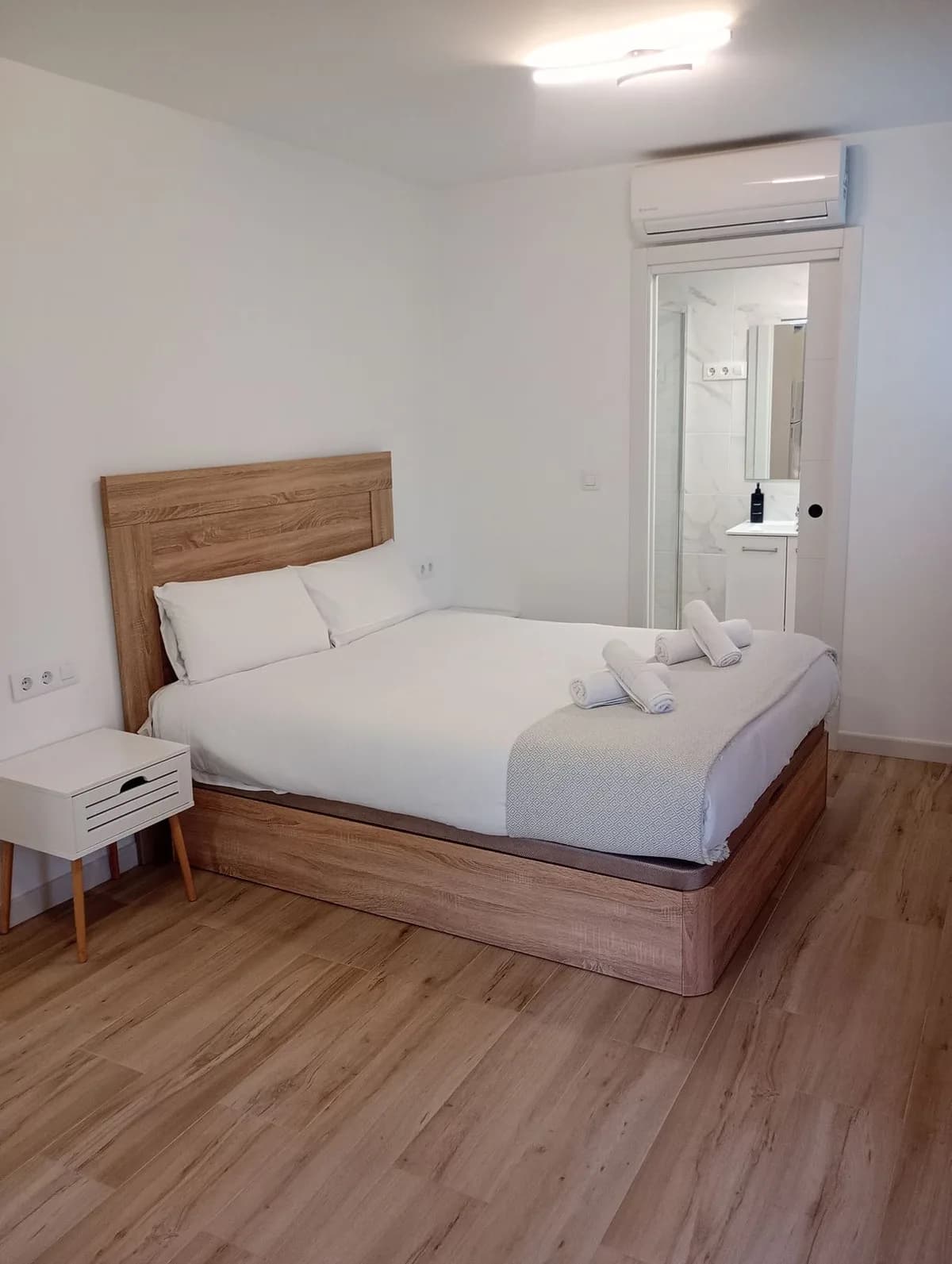 5 Bedroom Top Floor Apartment for Sale in La Trinidad, Málaga - Image 4