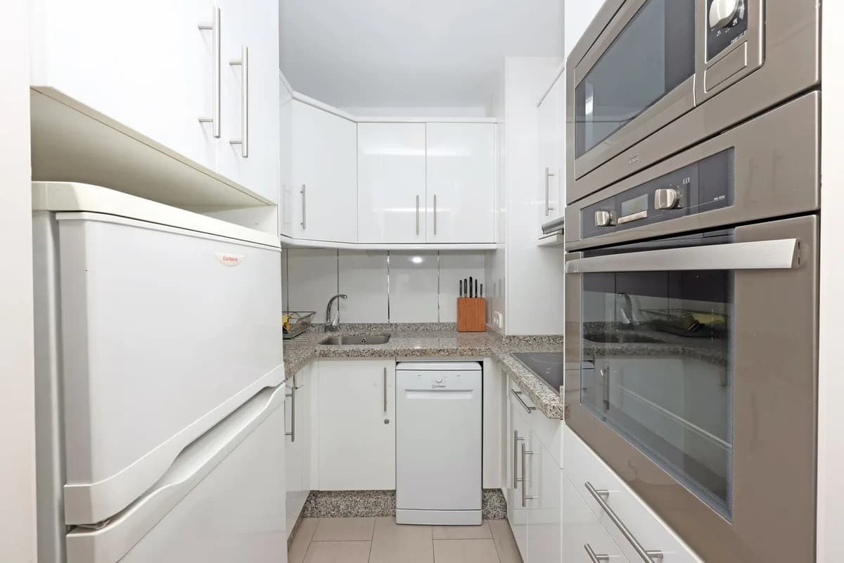 3 Bedroom Middle Floor Apartment for Sale in Marbella, Málaga - Image 6