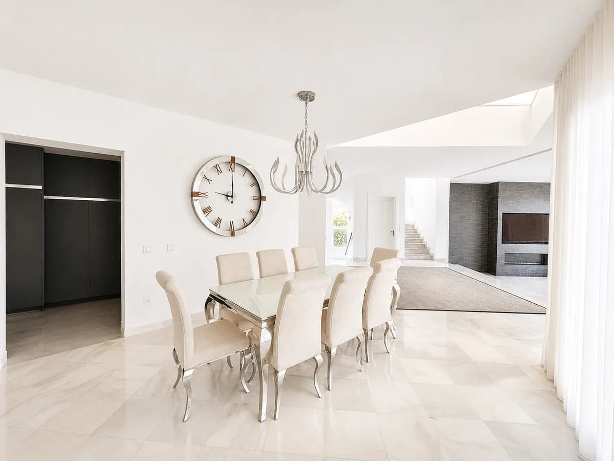 4 Bedroom Detached Villa for Sale in Benahavís, Málaga - Image 3