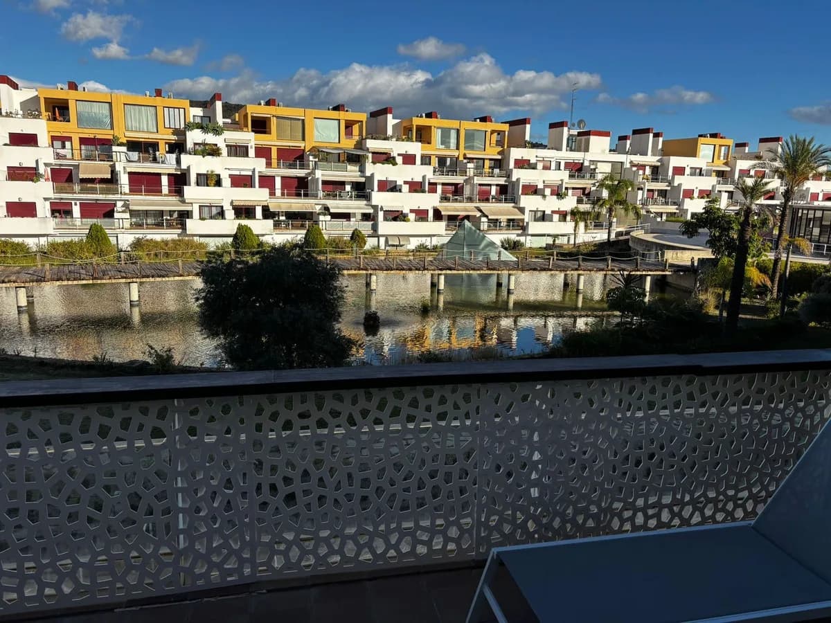 1 Bedroom Middle Floor Apartment for Sale in Benahavís, Málaga